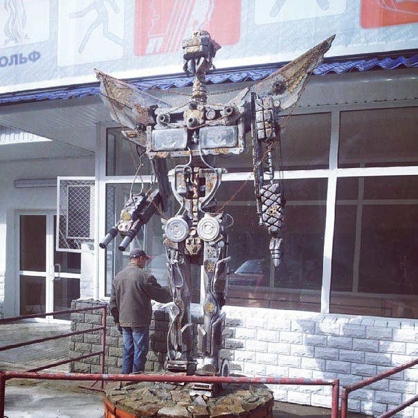  На радость детям и на удивление взрослым. В Луганске установили памятник трансформеру